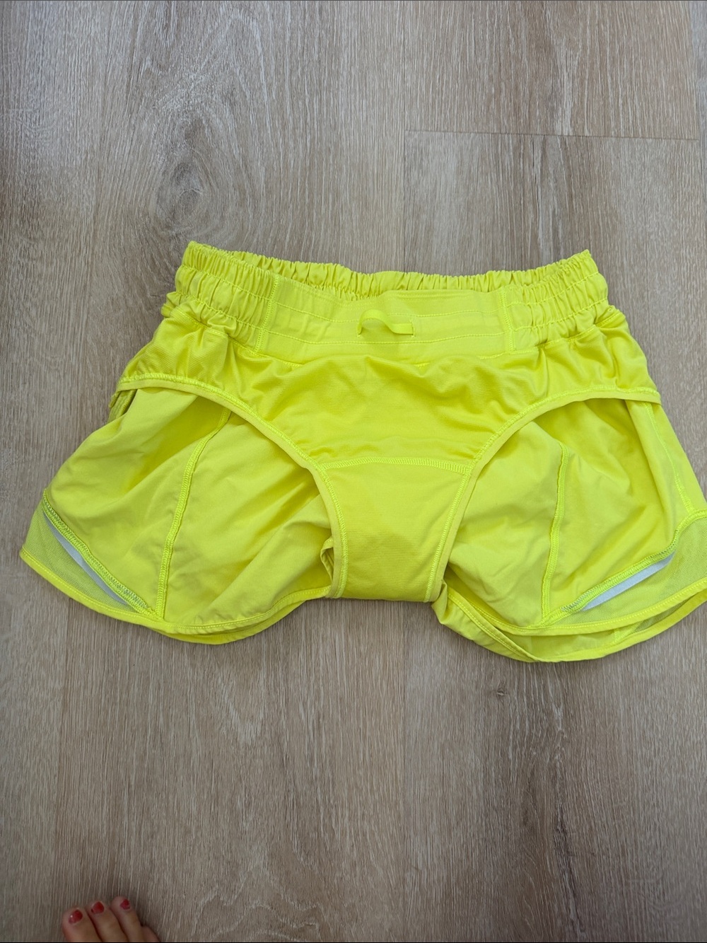 Lululemon Neon Yellow Women's Hotty Hot Athletic Run Shorts - Picture 5 of 5